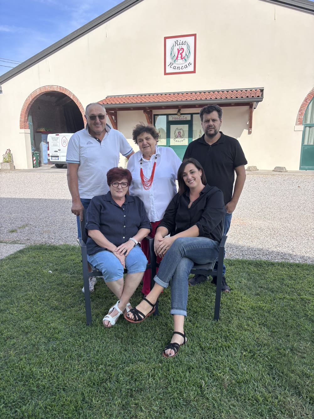 La famiglia Rancan davanti alla riseria
